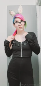 Hey so if you buy content dm me give some requests i do have rainbow