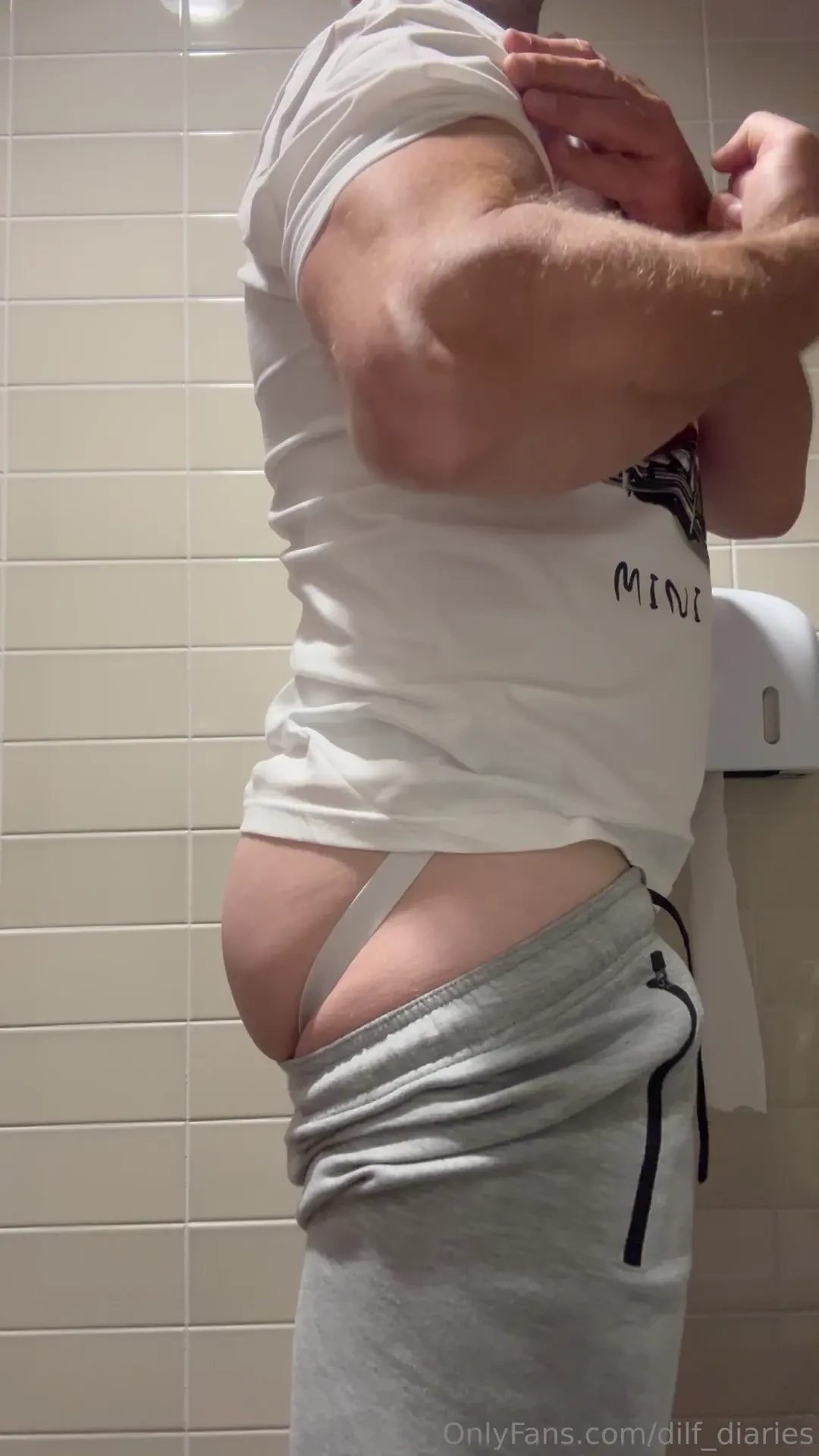 I get so hot and horny in here 