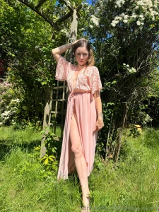 Die sonne streichelt meine haut der warme wind spielt mit meinen