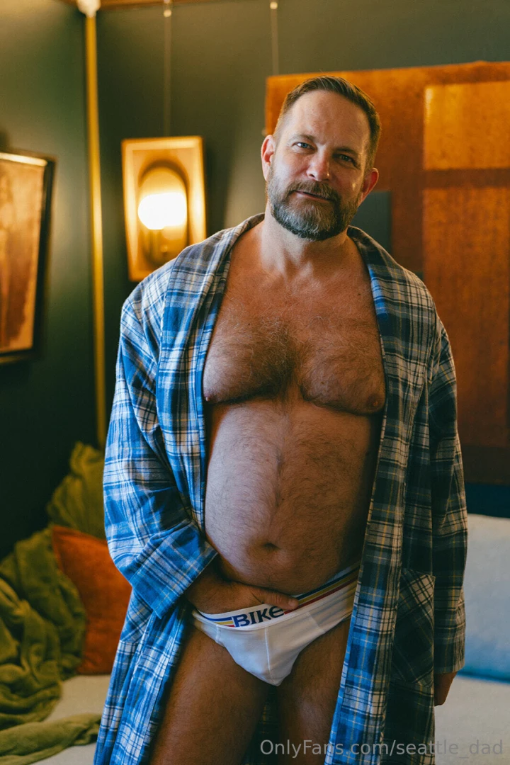 Who wants to cuddle with dad in his robe i would love to open it up 