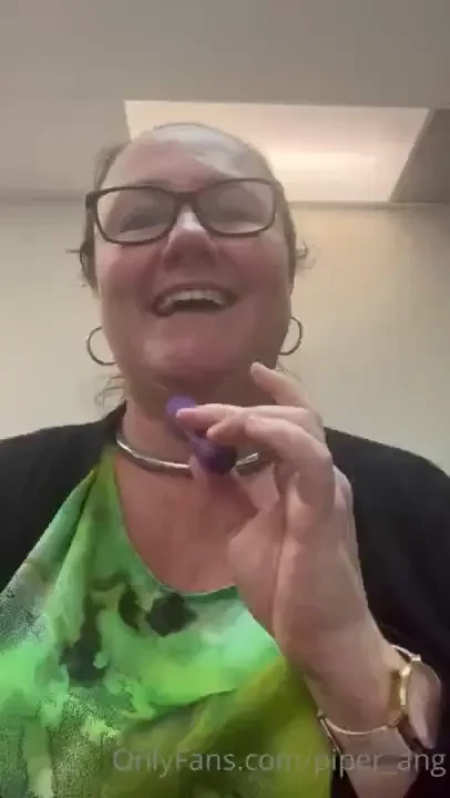 Soooo horny i needed to cum at my desk i couldn t help myself 