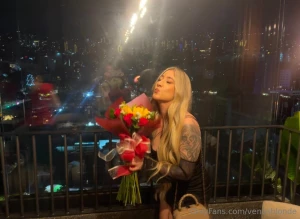 One flower for another flower jejeje my favorites are sunflowers