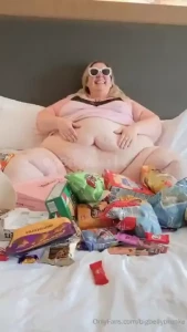 Just some belly jiggles and wiggles for your weekend viewing pleasure