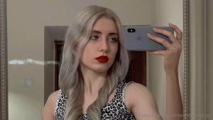 I have always believed that red lipstick is a real emphasis on stylish
