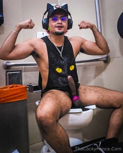 Layovers are for quicky goon sessions at the airport restrooms