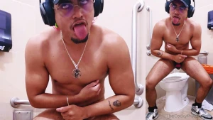 Layovers are for quicky goon sessions at the airport restrooms part 1