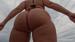 I want you to worship my ass on the beach baby watch me tease you with