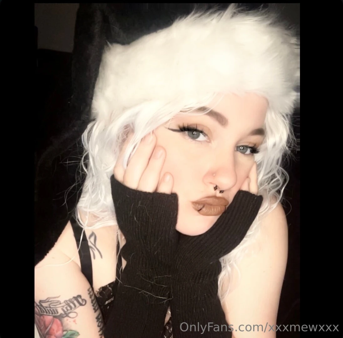 Thinking of doing a small photo shoot as mrs claus what y all think i 