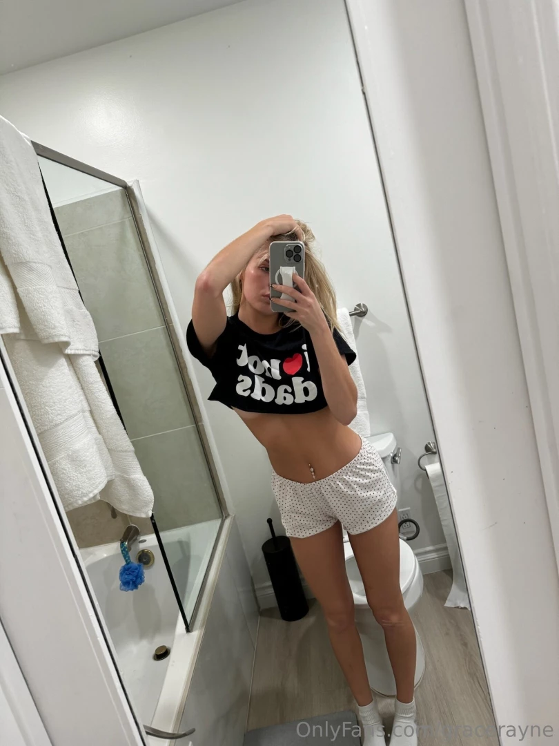 Unlock to see me lift this top up amp expose my bare tits 