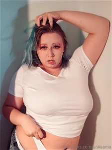 Valkonen paita sai v h ljy kerrakseen ja repeyty