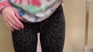 Check out the moose knuckle on her bessy
