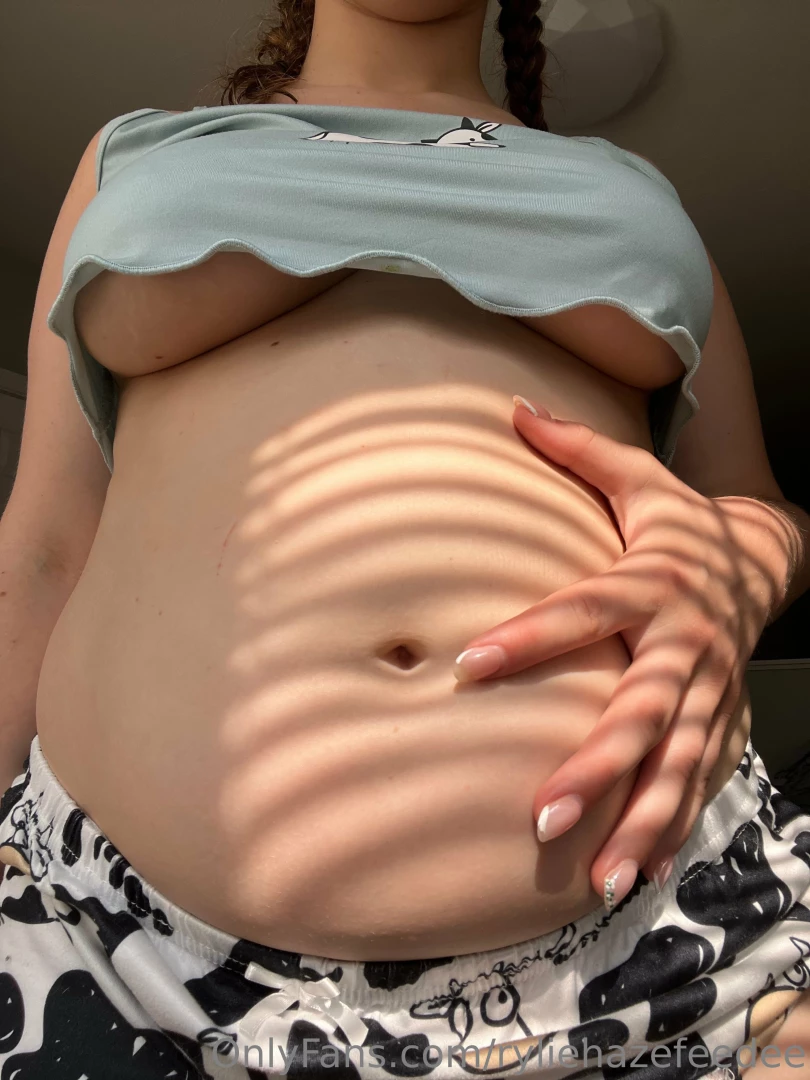 Perfect lighting for a round belly it s just missing some cum part 3 