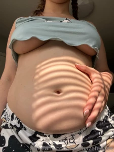 Perfect lighting for a round belly it s just missing some cum part 1