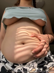 Perfect lighting for a round belly it s just missing some cum