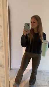 Ich bin auf dem weg ins fitnessstudio und bereit an meine grenzen zu