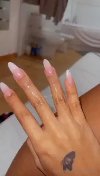 Estoy muy mojada me ayudas 