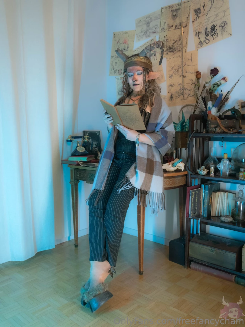 Que peut bien contenir son carnet what could his notebook contain 