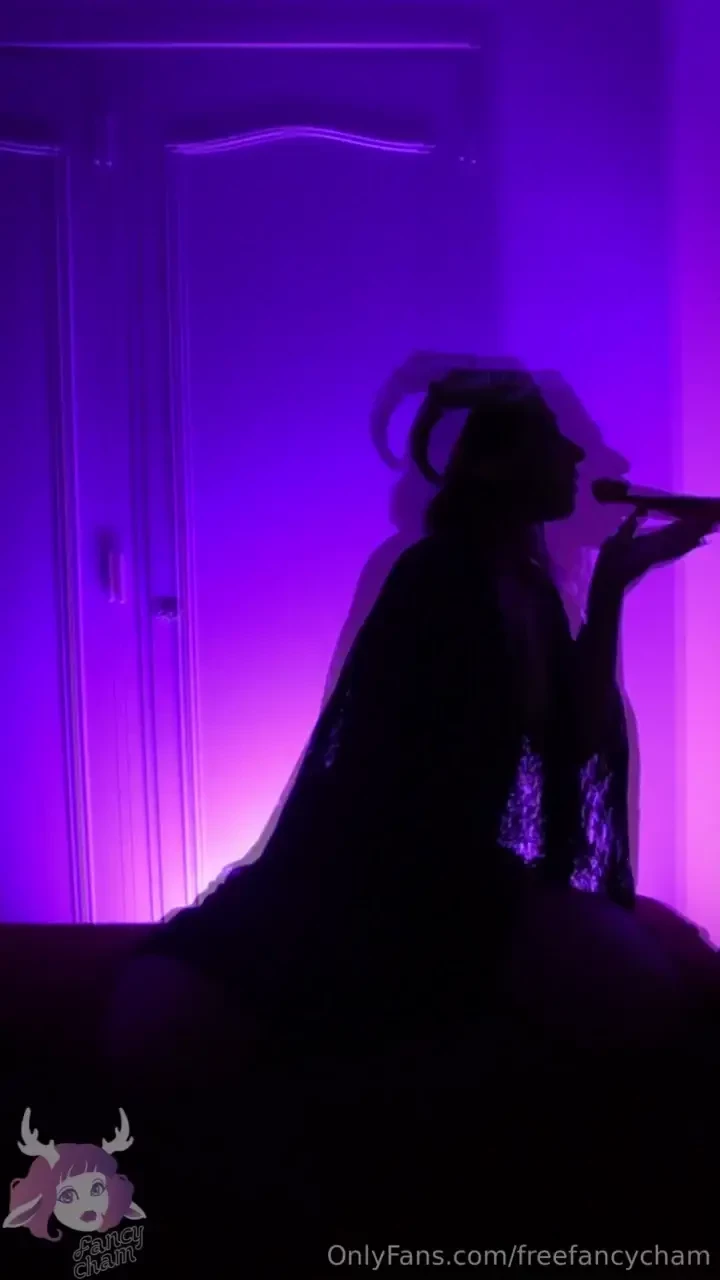 Silhouette 11min entre ombre et lumi re avec deux jouets pour deux 