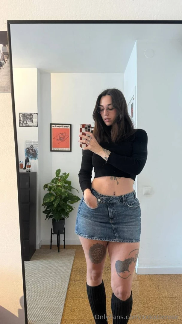 I think my thighs look great in this skirt 