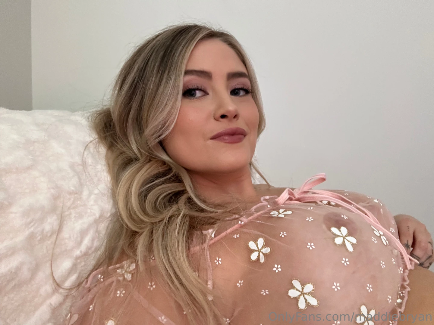 Would u rather grab my ass or squeeze my tits 