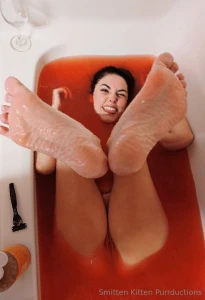 Wrinkly toes and bath preparing for xmas content for you all stay