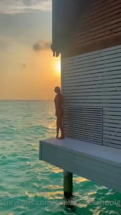 When the sun goes down over the water 