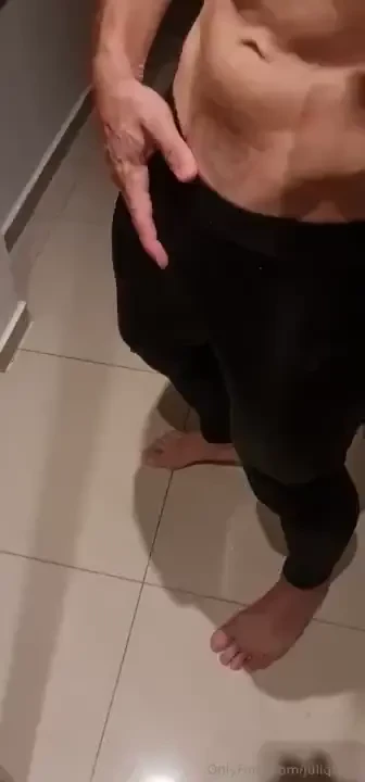 I am a completely sexy man who really likes to fulfill your desires 