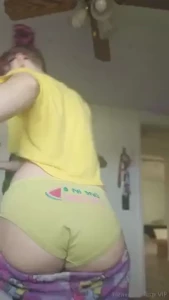 Hi let me make you a custom pleaseeeeeeee hehe