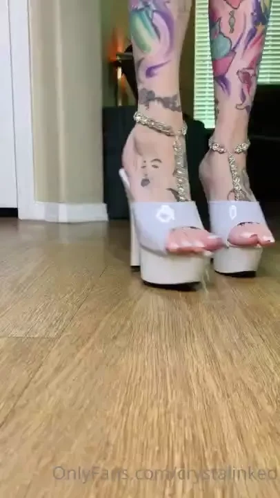 Modeling some heels for you today with my new pedi happy monday 