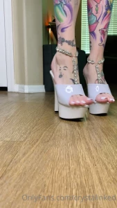 crystalinked - Modeling some heels for you today with my new pedi happy monday 