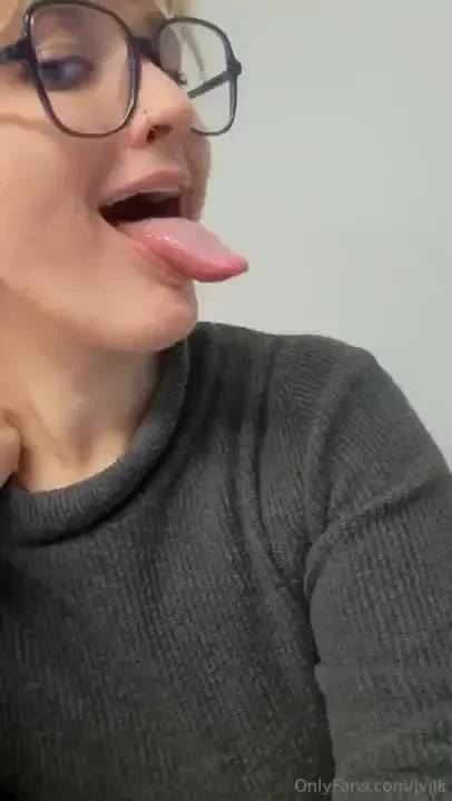 Worship my loooong giantess tongue 