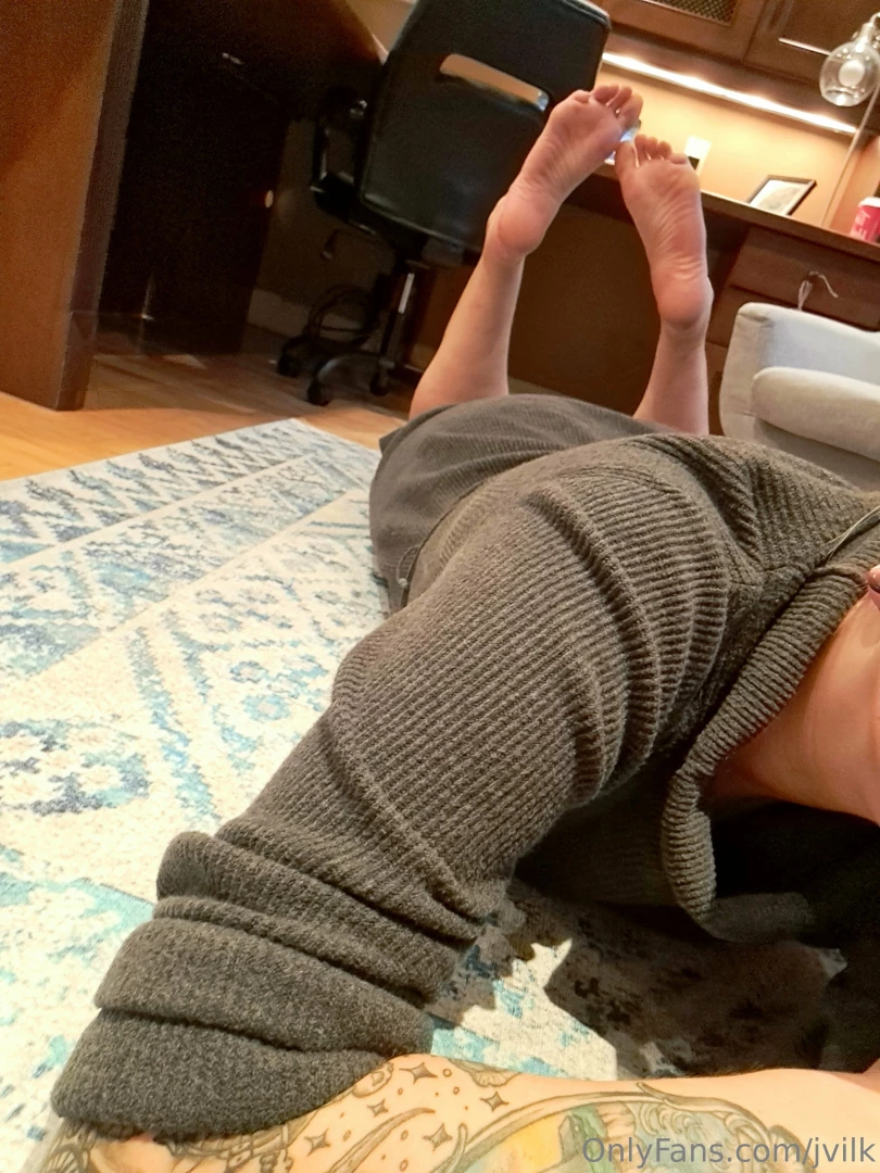 Bow down start worshipping if you can even handle these giant feet 