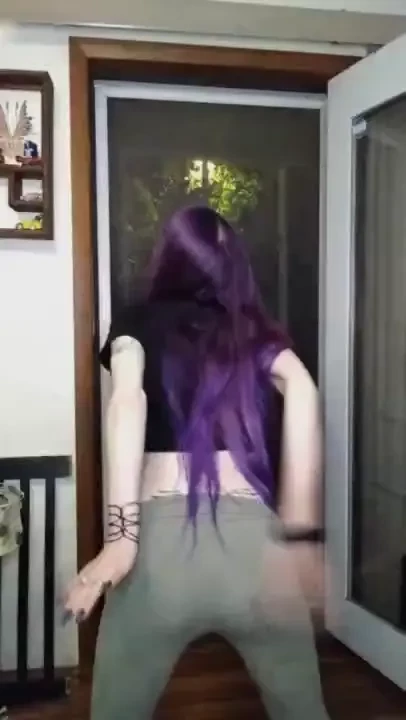 Booty wiggles amp flashes of the pinks 