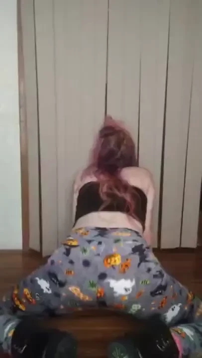 Pumpkin wiggles amp grabs in some stretchy pants 