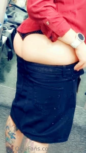 Ass is just too thicc for this skirt how unfortunate