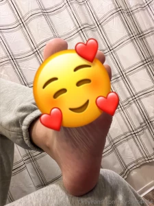This is for my foot lovers unlock to see me play with my feet babe