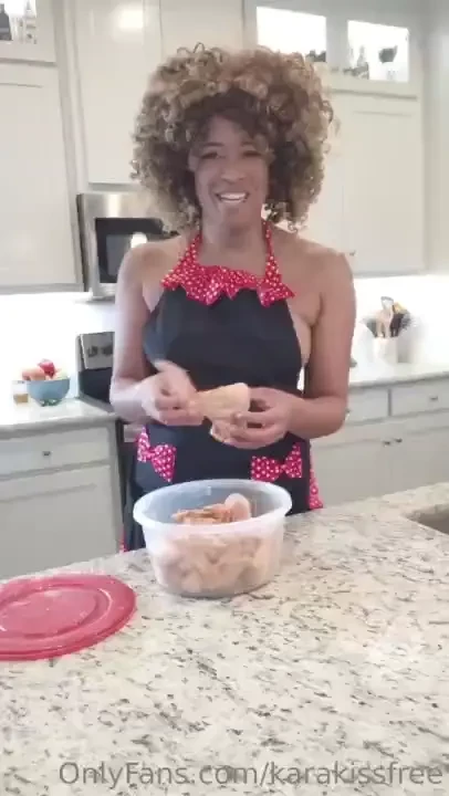 Kara in the kitchen come make chicken wings with me 