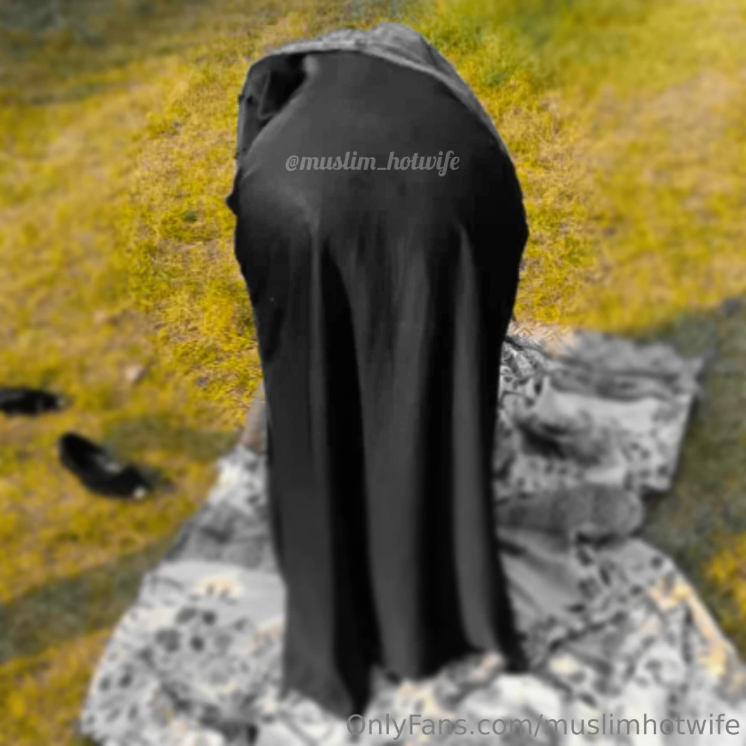 Guess what am i wearing underneath the abaya 