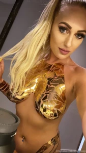 Sparkling in gold and feeling bold