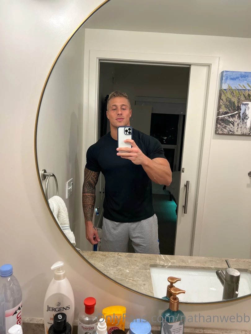 Mirror selfies are still cool right 