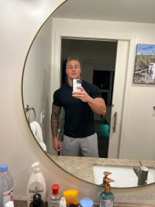 Mirror selfies are still cool right