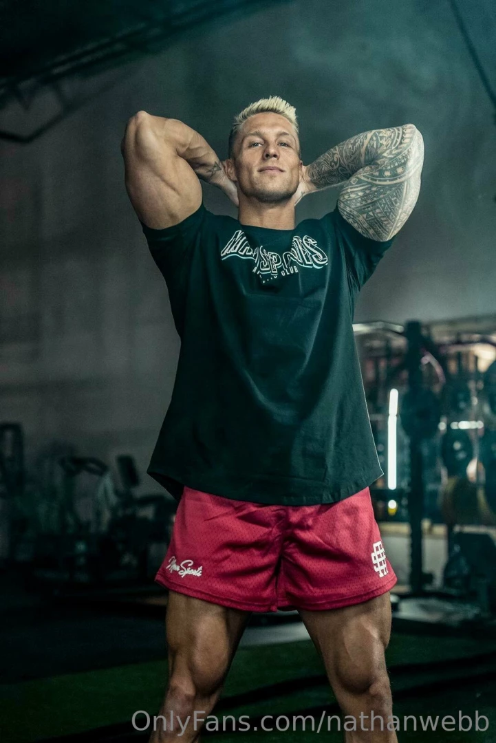 Reminder that i look good with clothes on too 