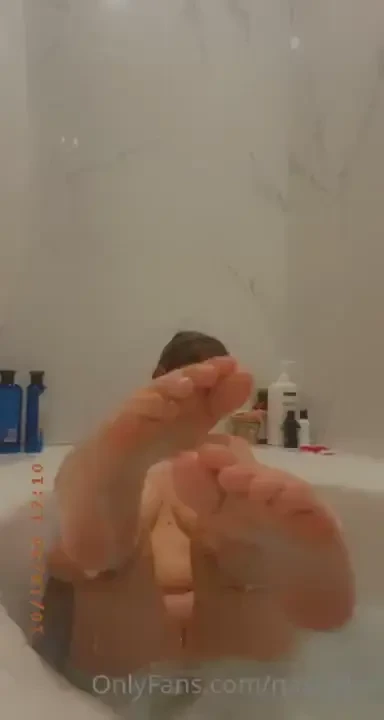 Who here likes feet 
