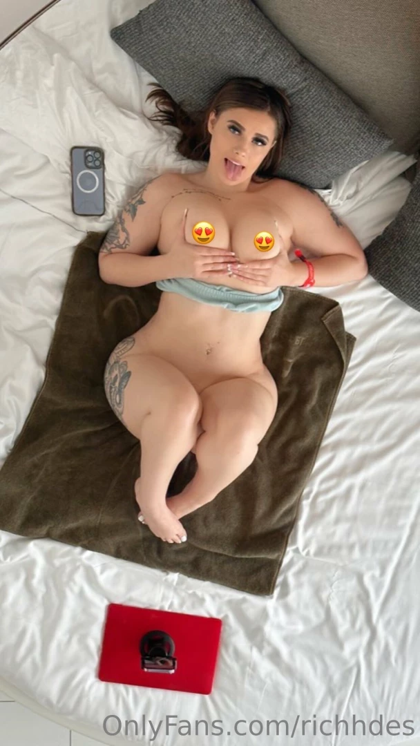 I went on a vacation to spain by myself and i was soooo horny the 