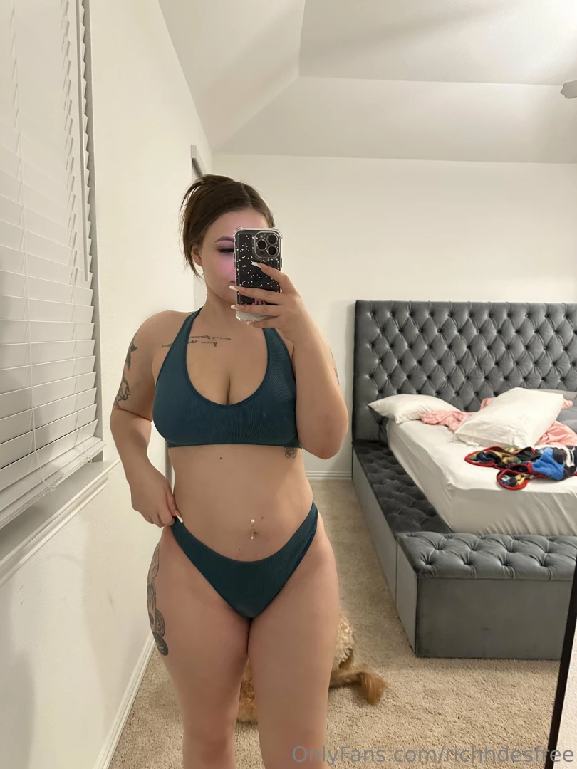 Mom body 6 months pregnant 