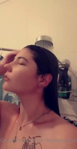 donkeynpeachxfree - Love feeling the warm water run down my smooth body 