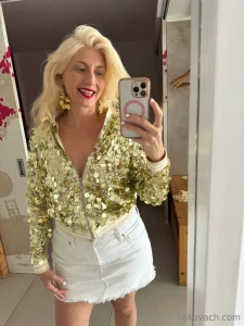 I shine in every moment just like my outfit confidence is my best