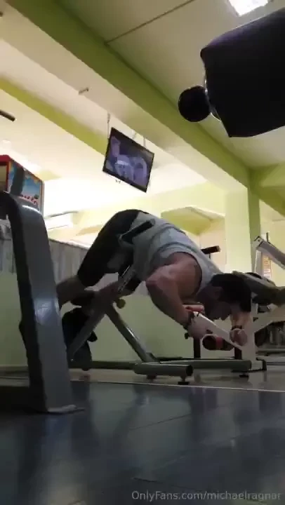11 34min flexing muscle and cumming 91kg extra vid flexing naked n gym part 2 