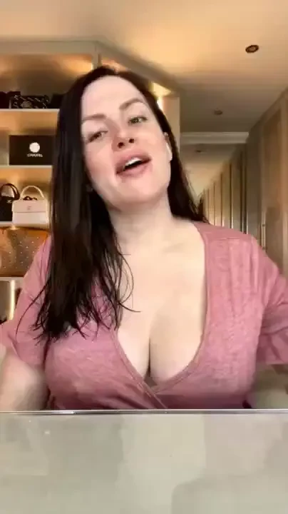 Stream started at 05 08 2022 11 28 am random little live show as i 