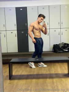 A mandatory mirror selfie after hitting the gym i lose 2kgs for the